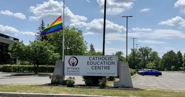 Drapeau arc-en-ciel école catholique Ottawa